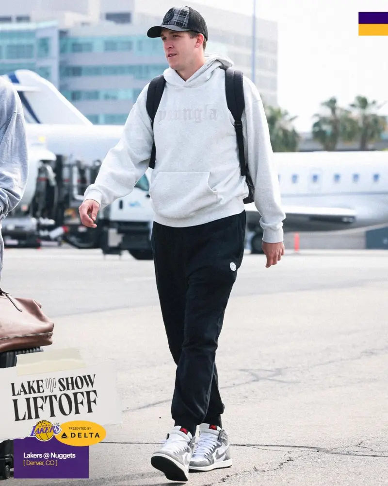 天天盈球APP-西6vs西5！湖人官方晒球员登机照：前进高海拔，下一站丹佛